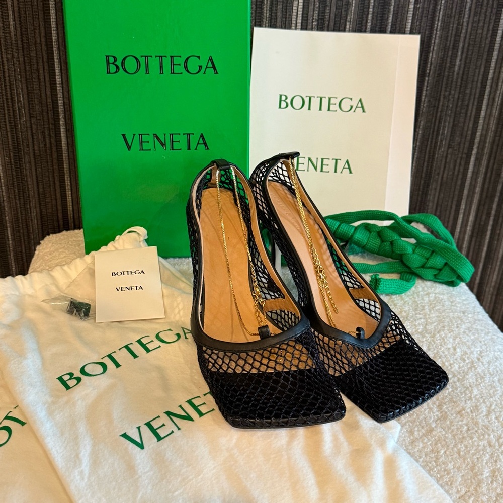 BOTTEGA VENETA Stretch Pump in Nero, Size 41